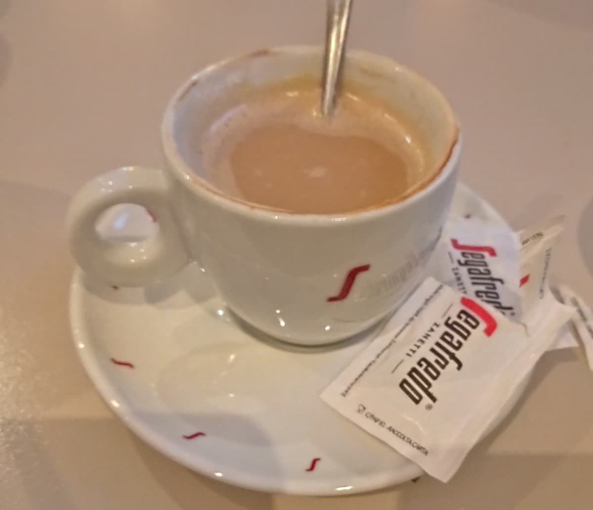 Serata al bar, cappuccino da vecchia perché ubriacarsi non hitta più come a 16 anni. 