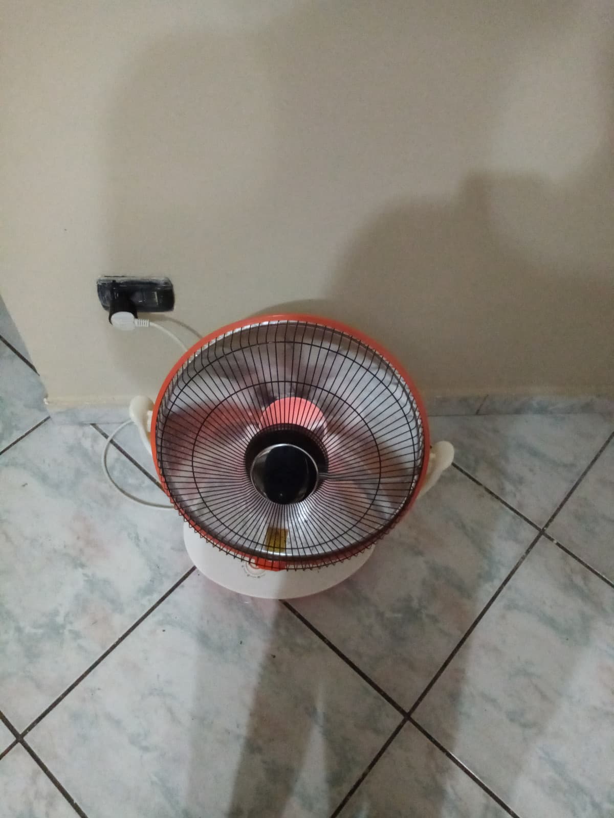 È una stufa o un ventilatore? Non so cosa volevano fare quando l'hanno costruita, ma mi piace, il bello è che può anche girare come un ventilatore :)