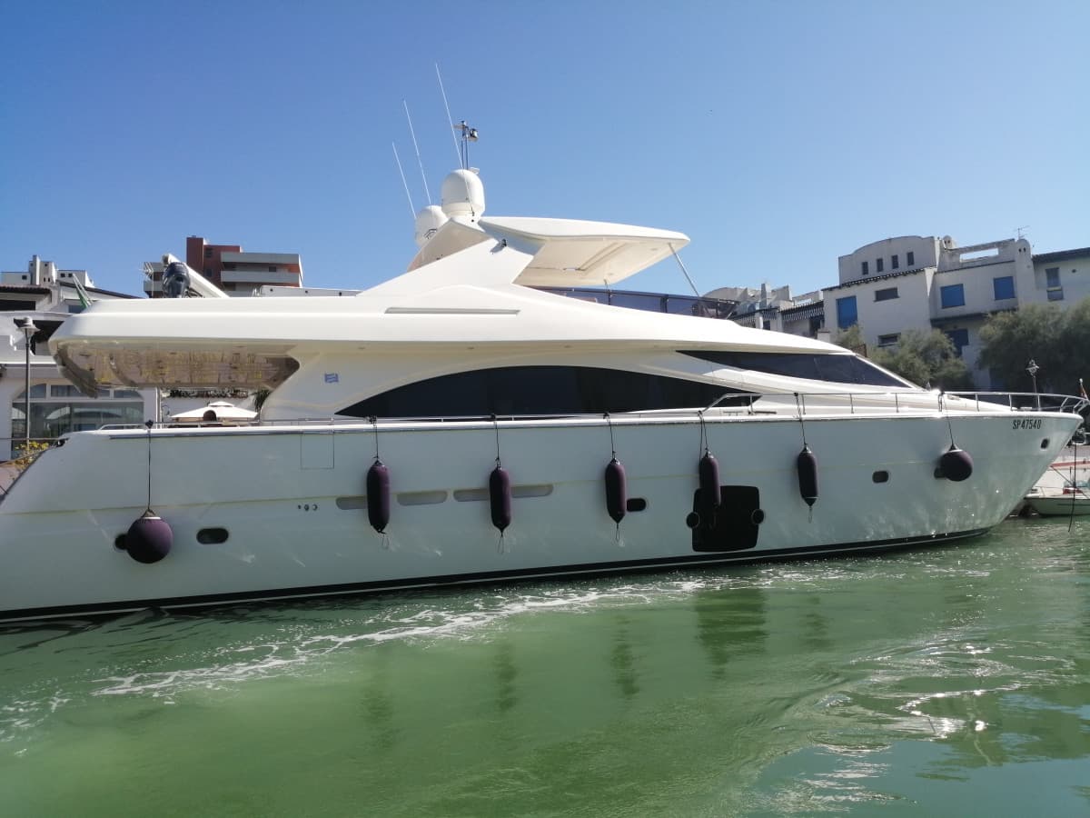 Finalmente mi è arrivati il nuovo yatch da 500 mila euro ( no e di qualche riccone ormeggiato al porto ?☹️☹️☹️) 