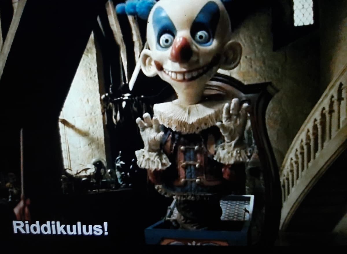 Per chi ha visto Harry Potter... Ma solo secondo me questa scena non è divertente ma inquietante?