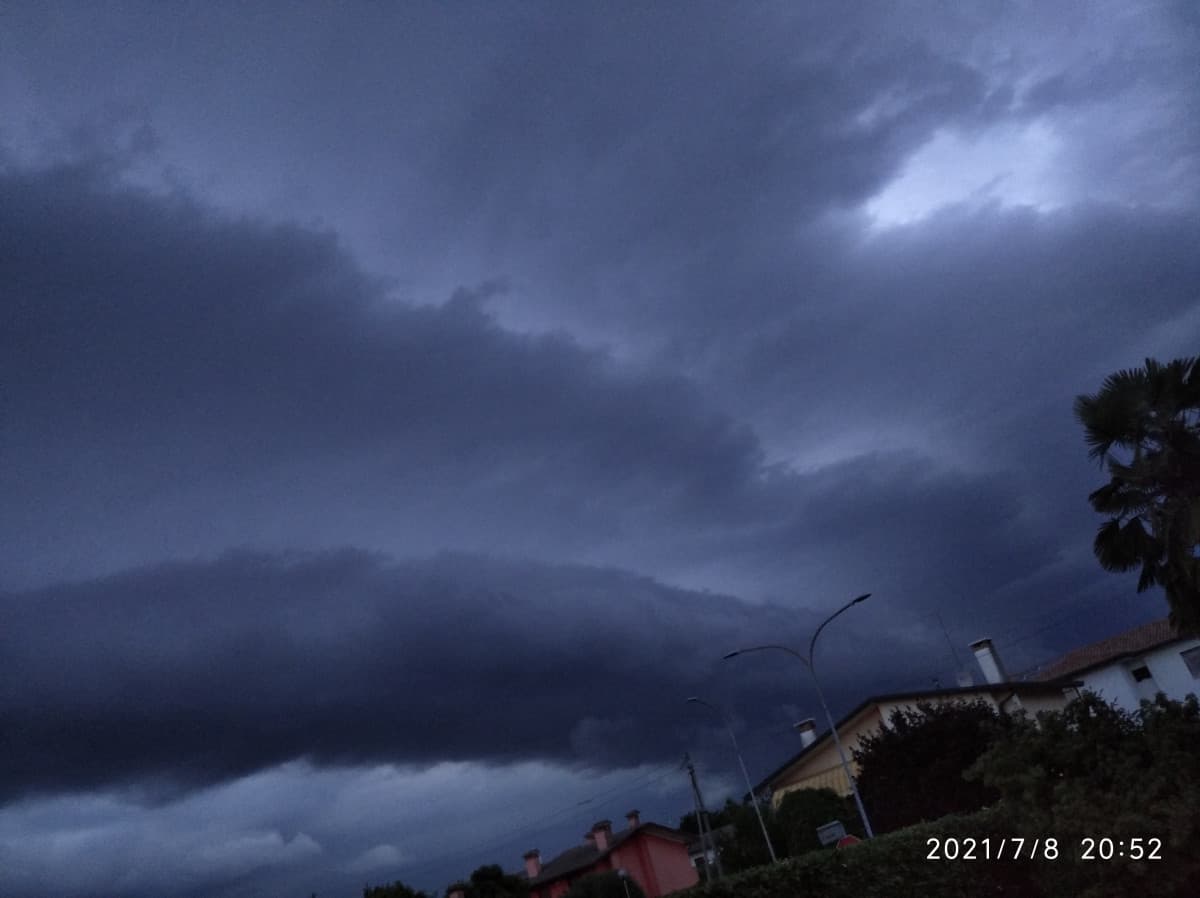 Voi non avete idea di quanto vento ci sia e della velocità delle nuvole. Impressionante,mi sa che ci parte il Tornado . Però è fighissimo