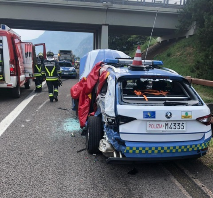 Nuova auto introdotta nella polizia stradale distrutta una settimana dopo che era entrata in servizio ??