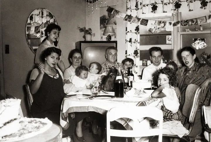 Tuo nonno a 30 anni aveva casa, moglie, due figli e la macchina nuova. 