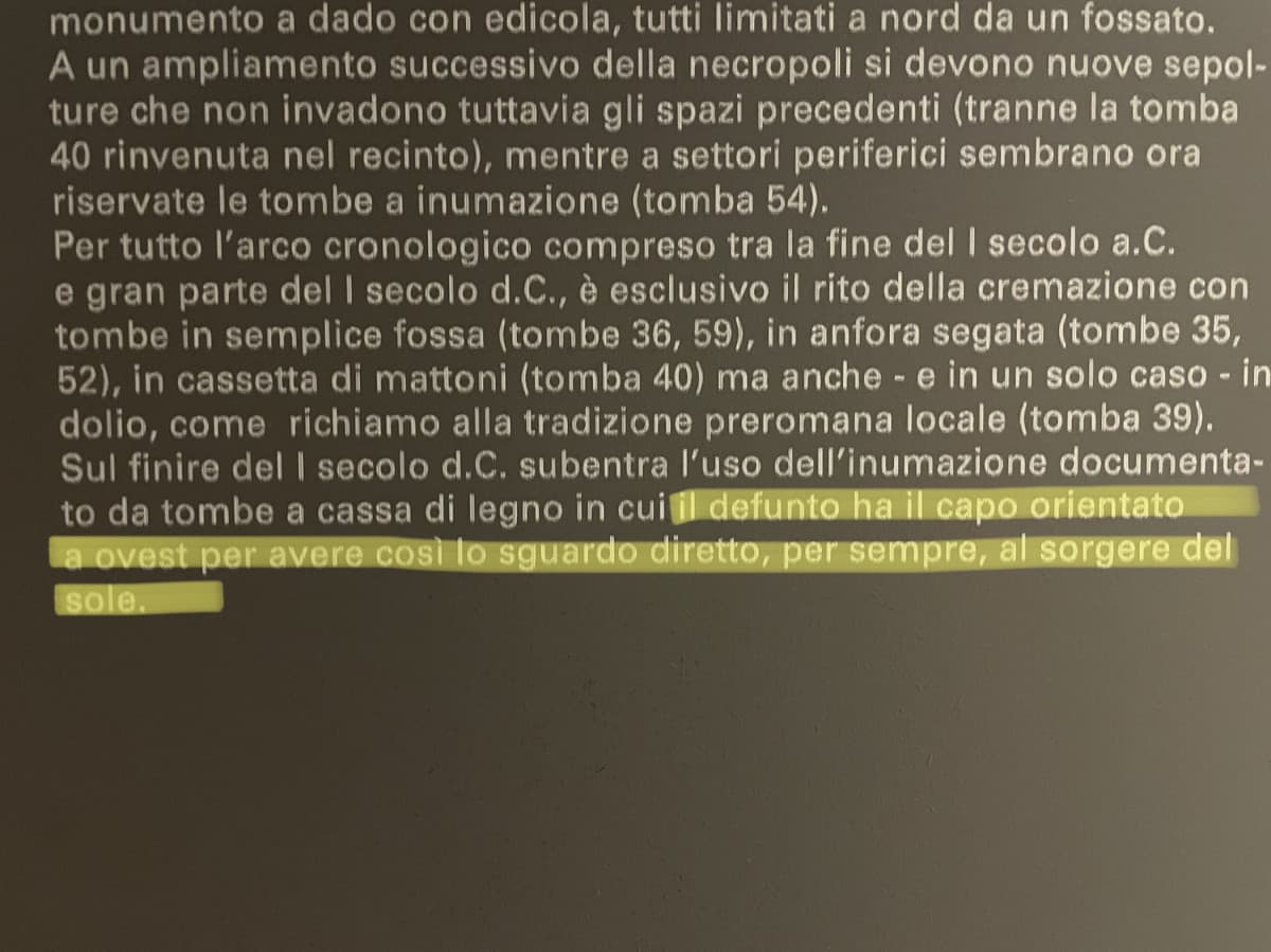 Ma secondo voi ha senso? Io leggendo “capo rivolto ad ovest” intendo che gli occhi guardano ad ovest. Ma il sole sorge ad est…
