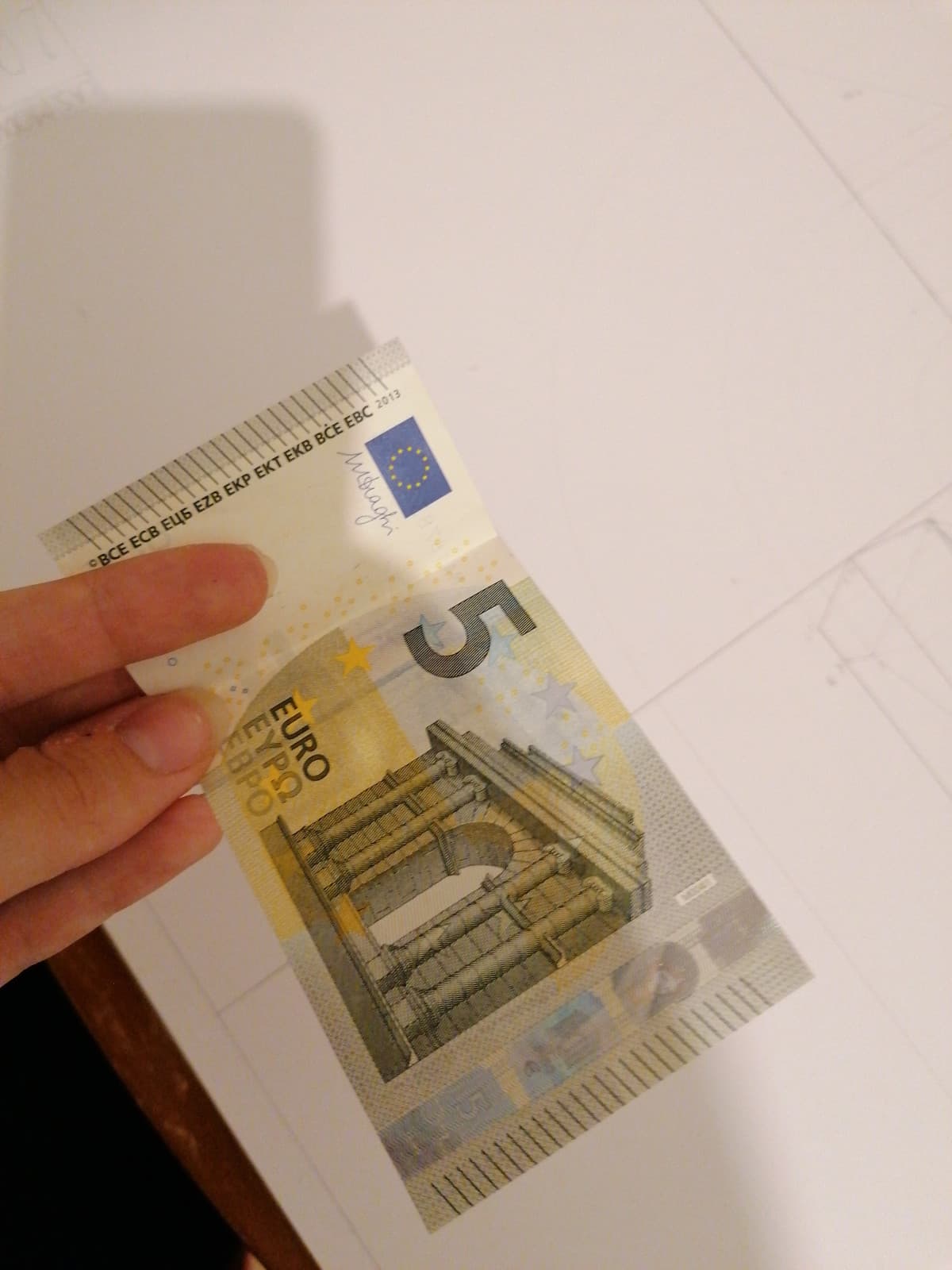 Yeeee ho appena trovato 5€ mettendo a posto la camera! 