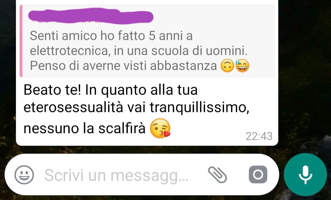 È una conversazione tra due maschi in un gruppo... non dite che il secondo non è super gay ?