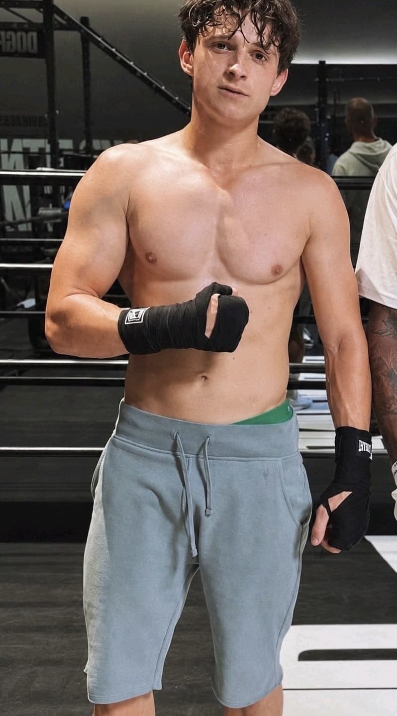 Tom Holland, scopami