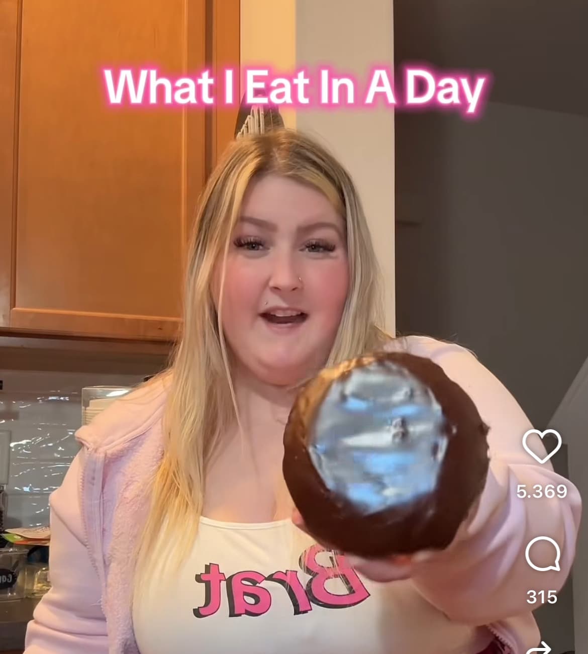 “Everything I eat as a fat girl” . Questo non è un contenuto, è propaganda di disturbi e devianze mentali. Essere grassi è pericoloso e non va