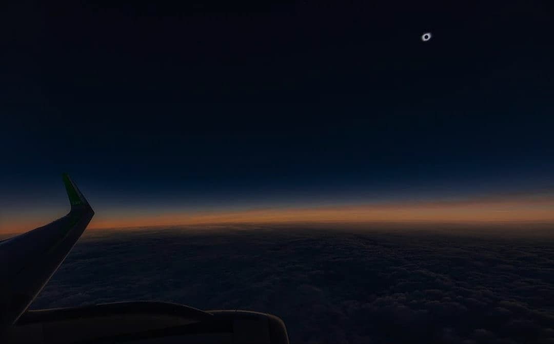 Foto dell'eclissi solare visto dall'aereo