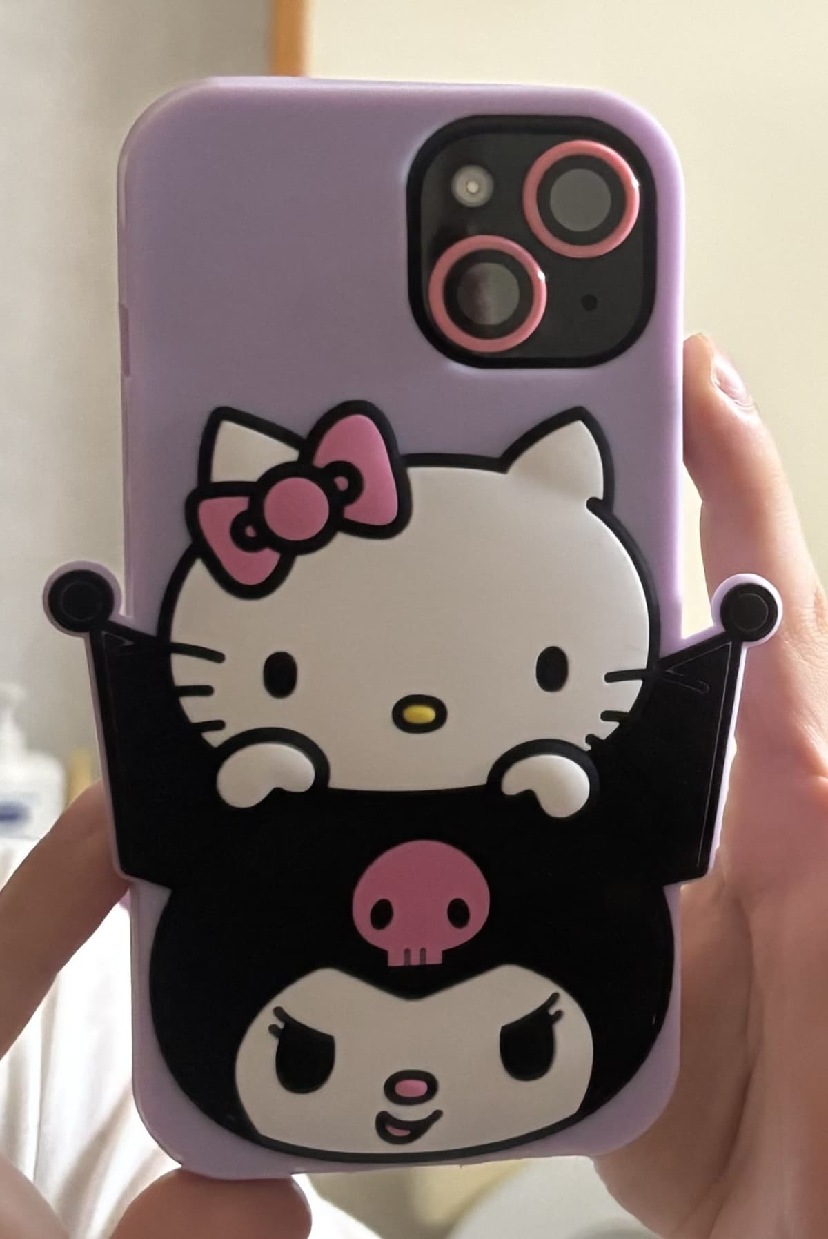 Stupenda questa cover eh però PECHÈ HO LA PARANOIA CHE LE ORECCHIE DI KUROMI POSSANO STACCARSI SE URTANO QUALCOSA SONO IN SILICONE NON DOVREBBERO 