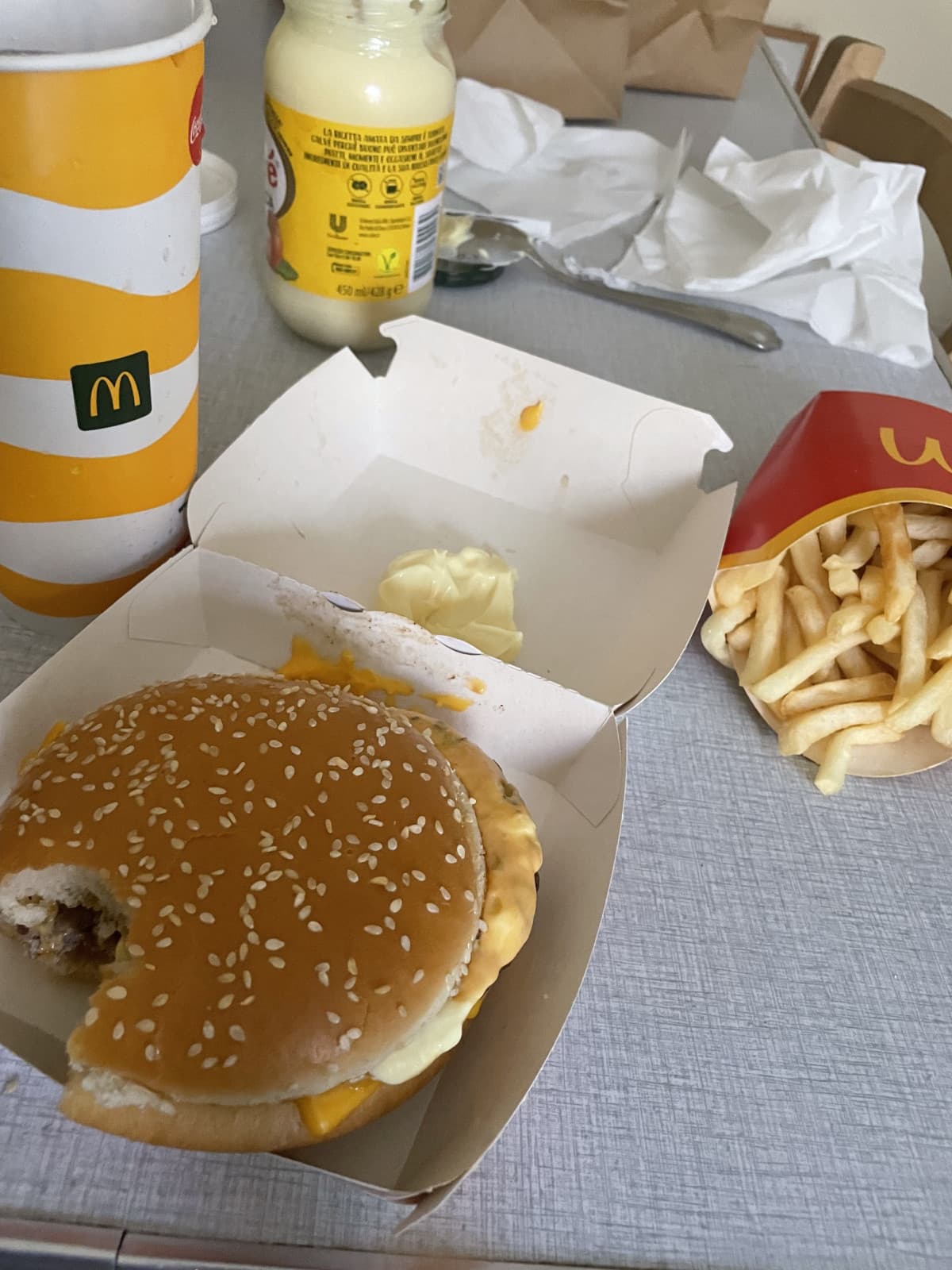 Oggi meeec 🍟 la coca cola è amara chissà che c’hanno buttato 🤢