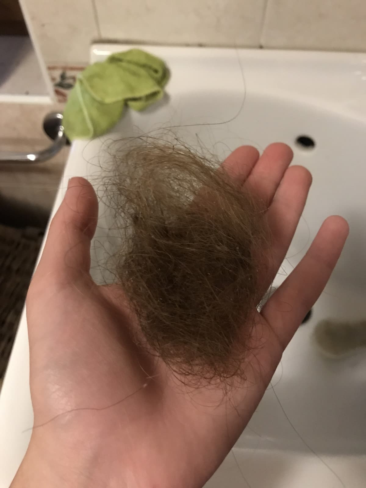 Tutti: bro ma ti pettini con troppa cattiveria/ io: ma va la/ sempre io dopo avermi lavato i capelli:
