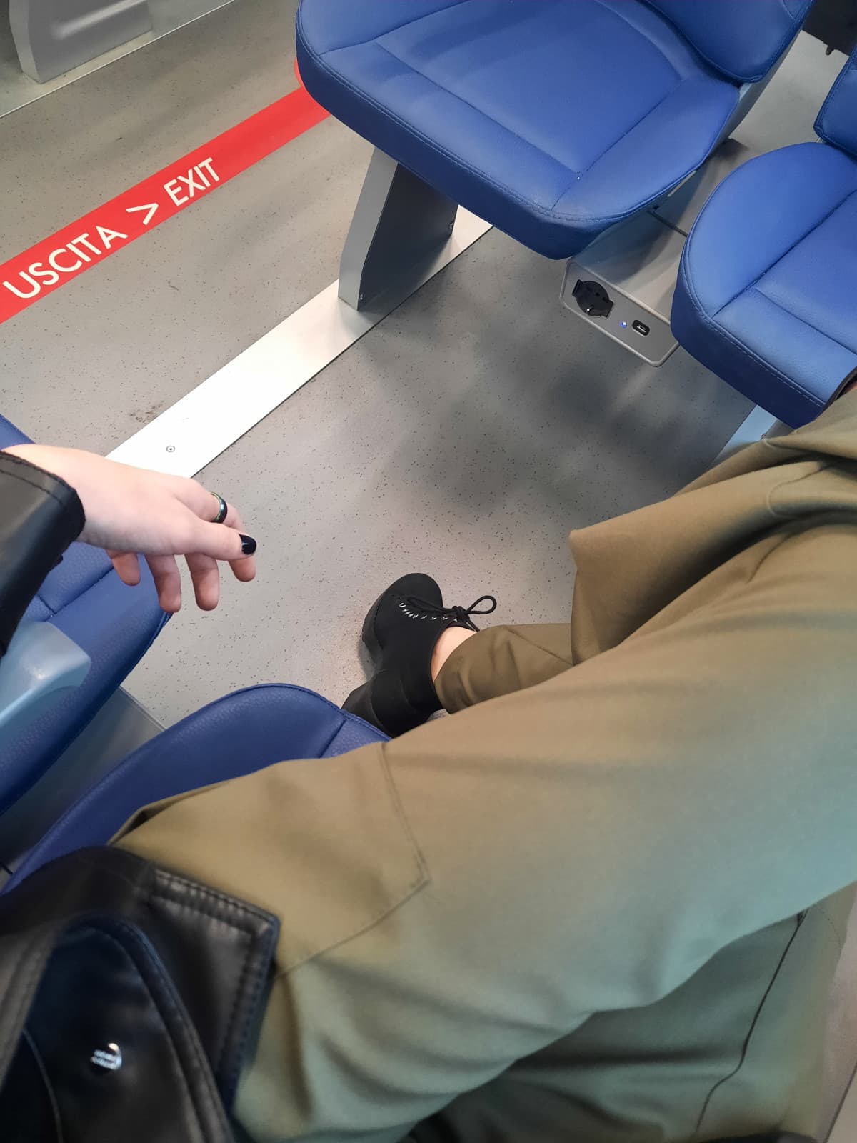 Pazzesco oggi non ho la gonna ma i pantaloni. Però dai viaggi in treno non scappo.