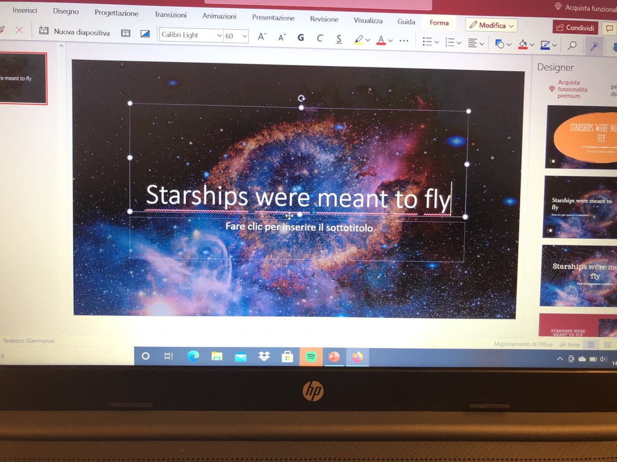 La prof di italiano mi ha detto di essere più creativa per il titolo del PowerPoint... Quindi ho deciso di mettere come titolo Nicki Minaj