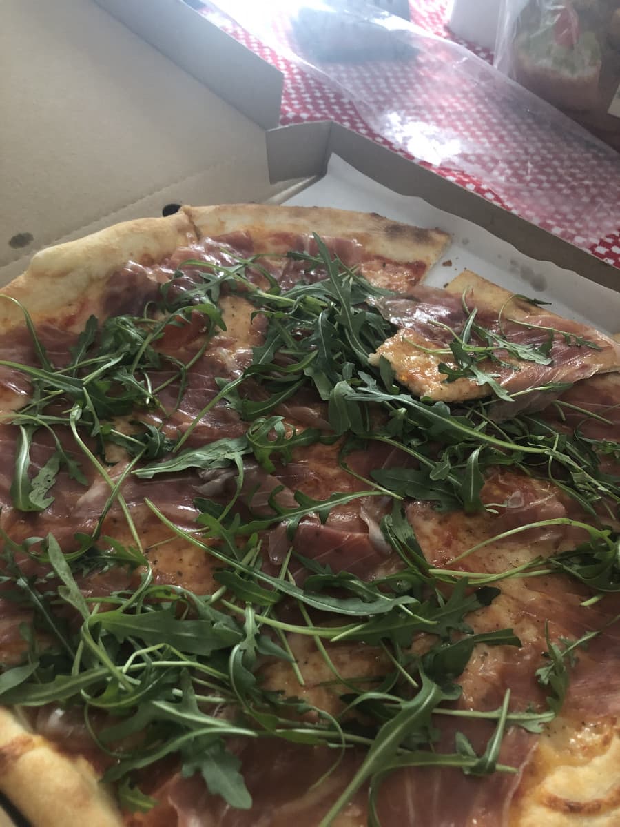Un mio amico mi ha portato della pizza perché sono triste.