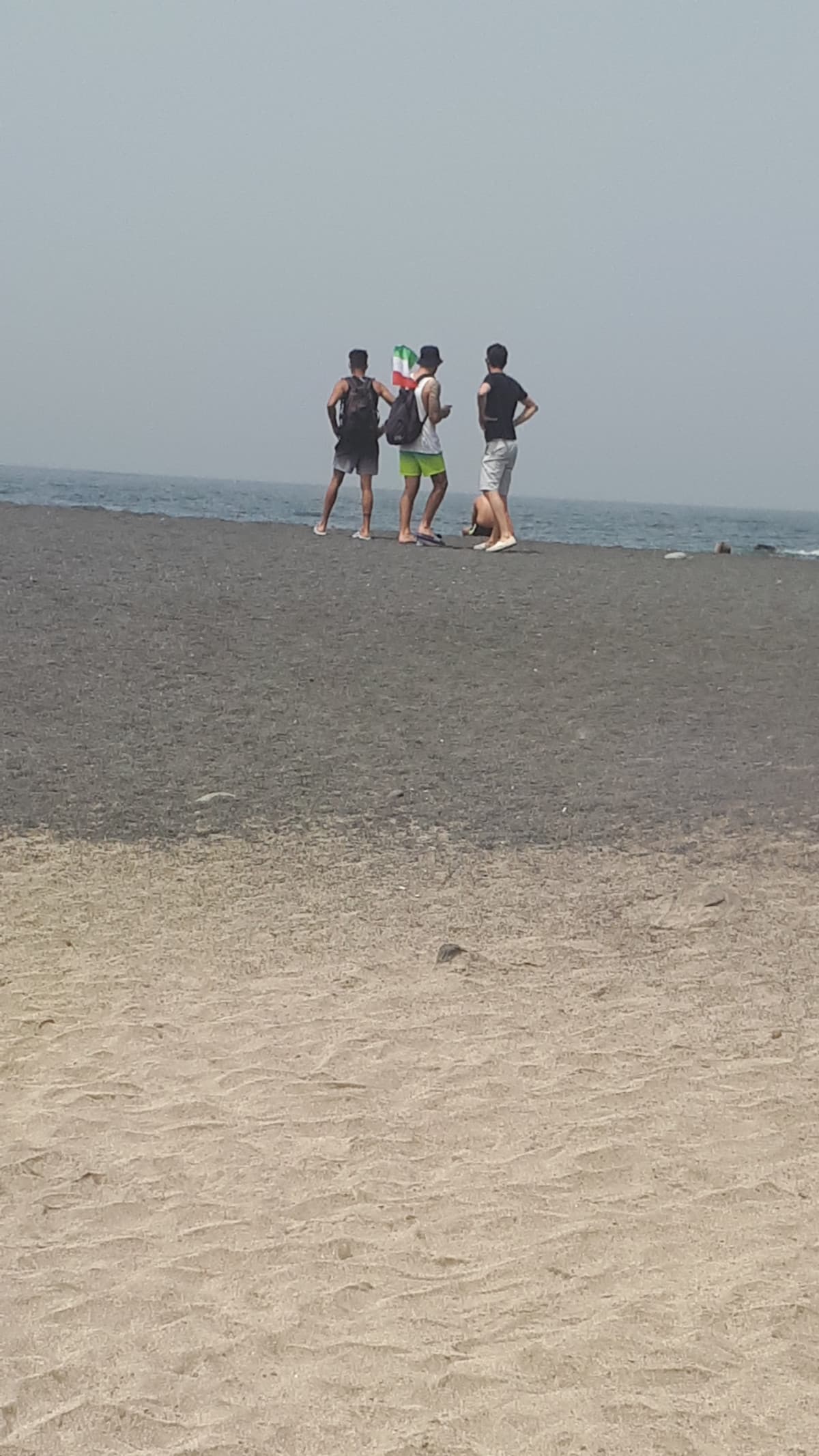 Ieri non sono riuscito a fare la foto ma c'erano 2/3 ragazzi con la bandiera italiana, oggi in spiaggia c'erano questi, penso un po' tutti tifavano per noi