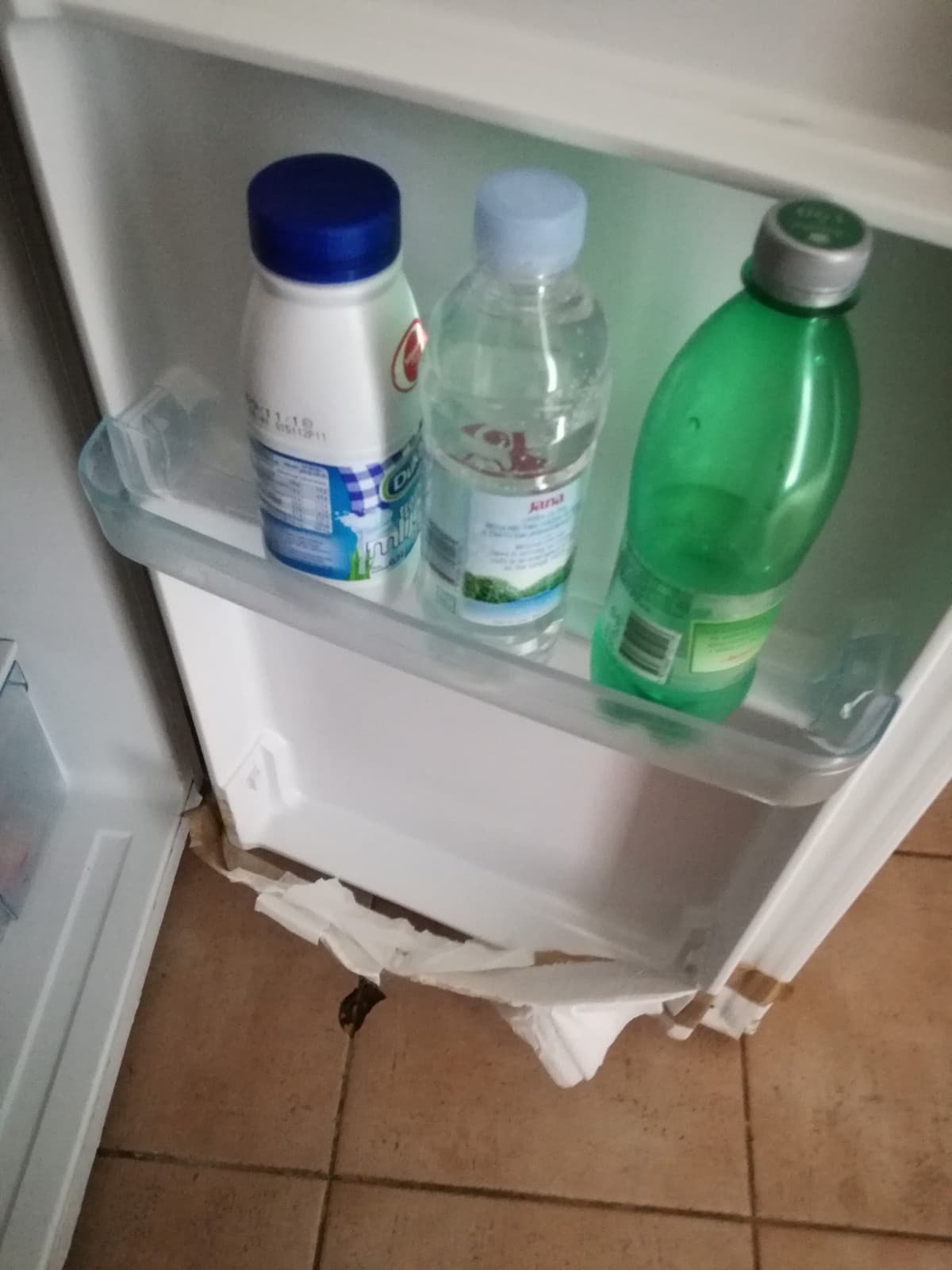 Quando il residence ha il frigo scassato e devi rimediare te con il nastro adesivo...