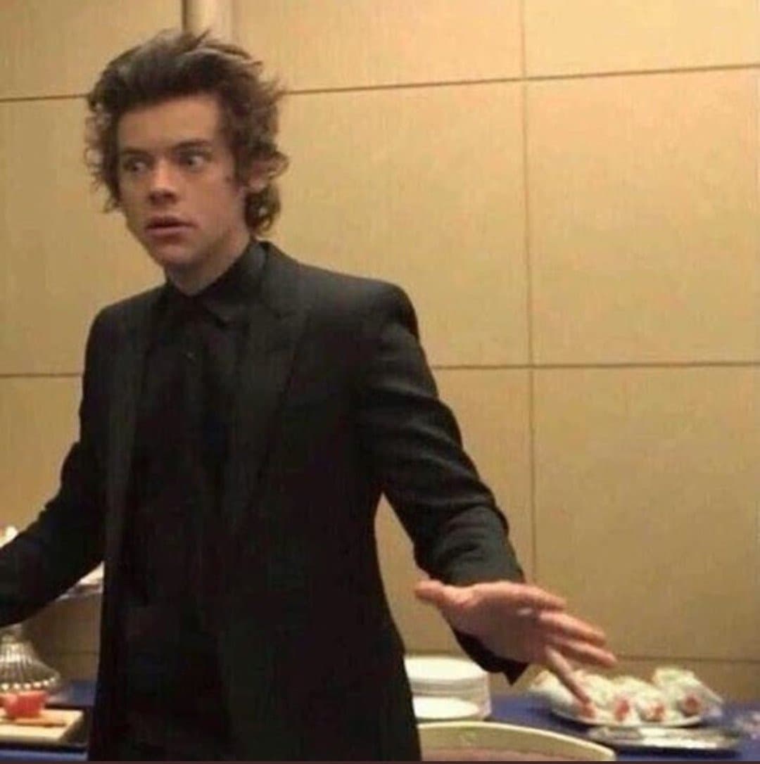 Io mentre sono nel bel mezzo di una conversazione immaginaria e qualcuno bussa alla porta dicendo cose strane tipo:"Esci dal bagno che sei chiusa lì da due ore circa"