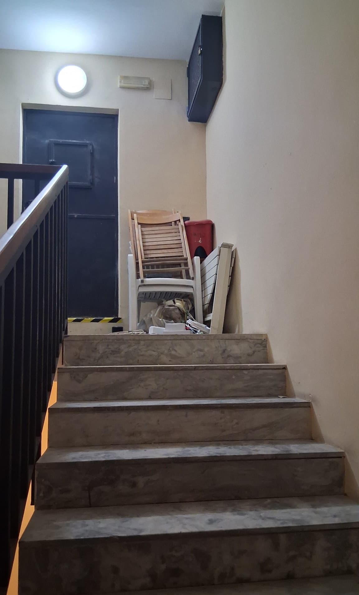 quella voglia di restare qui tutta la notte a drogarmi finché non mi trovano morto domani mattina che è la cosa più chill che mi viene in mente ora