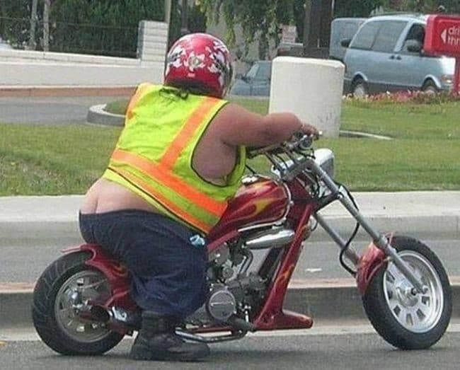 A grande richiesta il vostro idolo Jhonny Badass vi delizia con una sua foto scattata stamattina! La moto è di un mio amico, a me deve arrivare la vespa 50 nera! ?