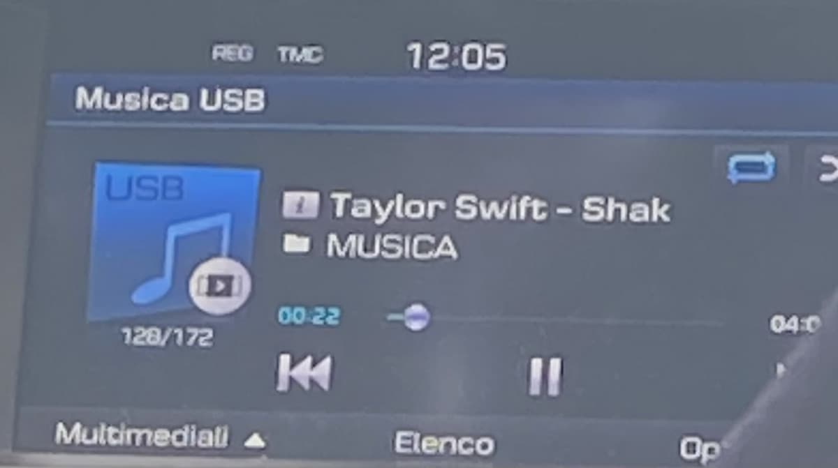 mi chiedo perché ci sia taylor swift in macchina. il me del passato stava messo peggio del me di ora