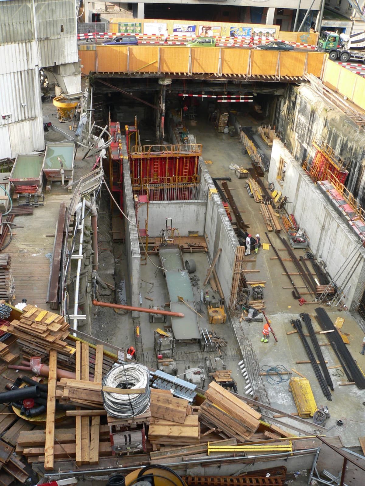 Lavori in corso, vattene via sennò sembrerai uno di quei vecchi rompicoglioni che guardano i cantieri 