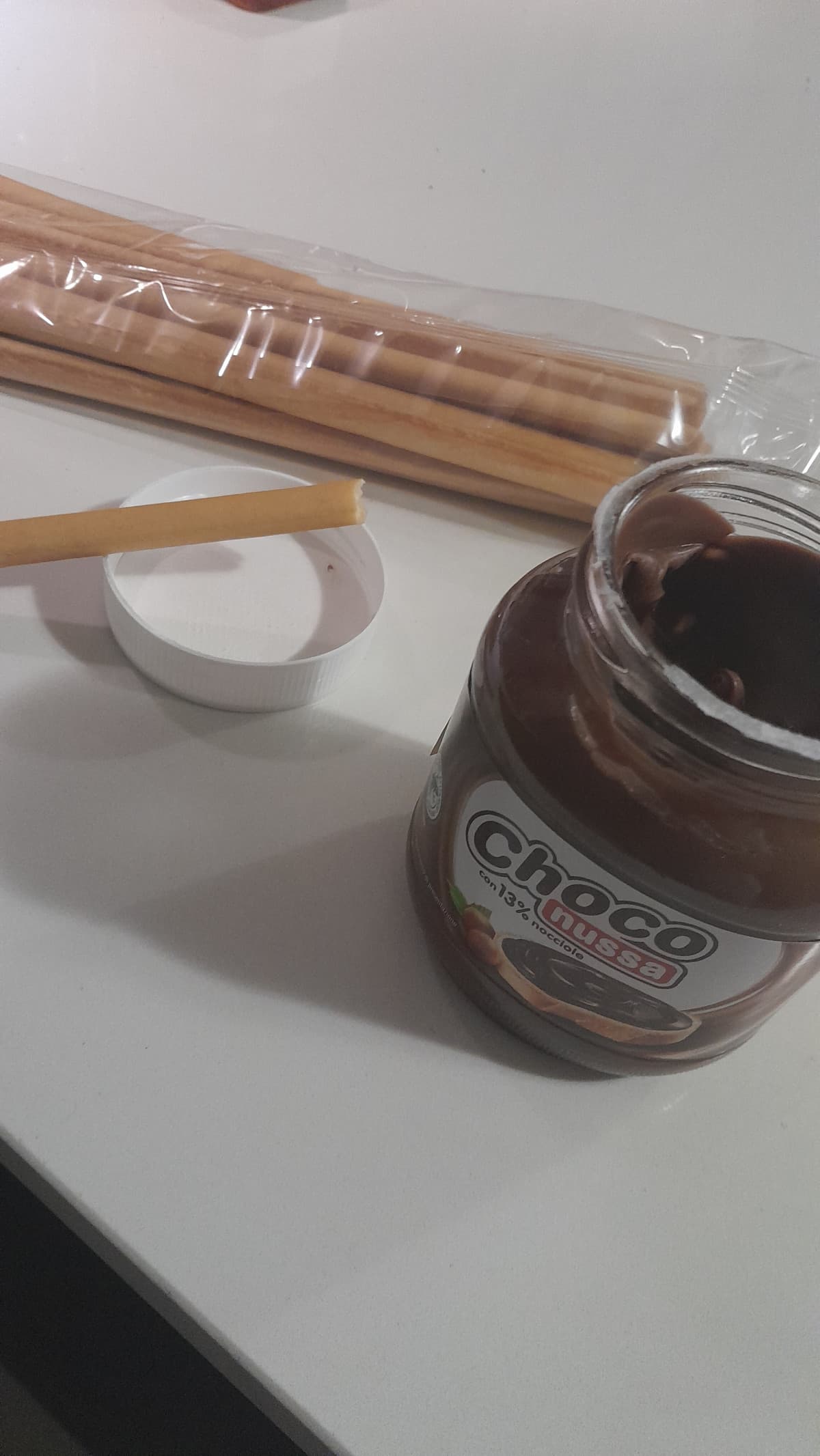 Qui con grissini e nutella fake aspettando che un tipo finisca di giocare a poker per rispondermi