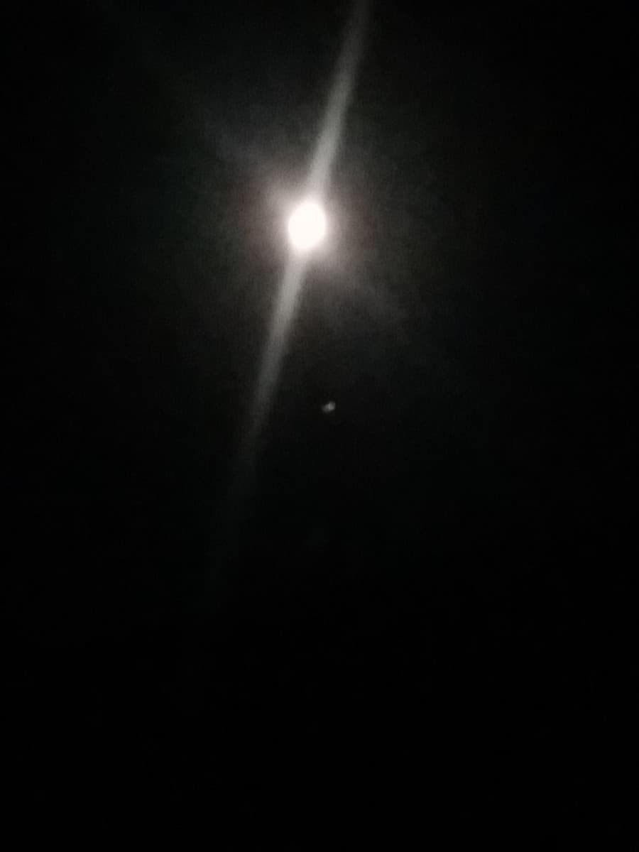 Errrrr la luna! (Se non fosse per la schifosa fotocamera del telefono sarebbe uno spettacolo)