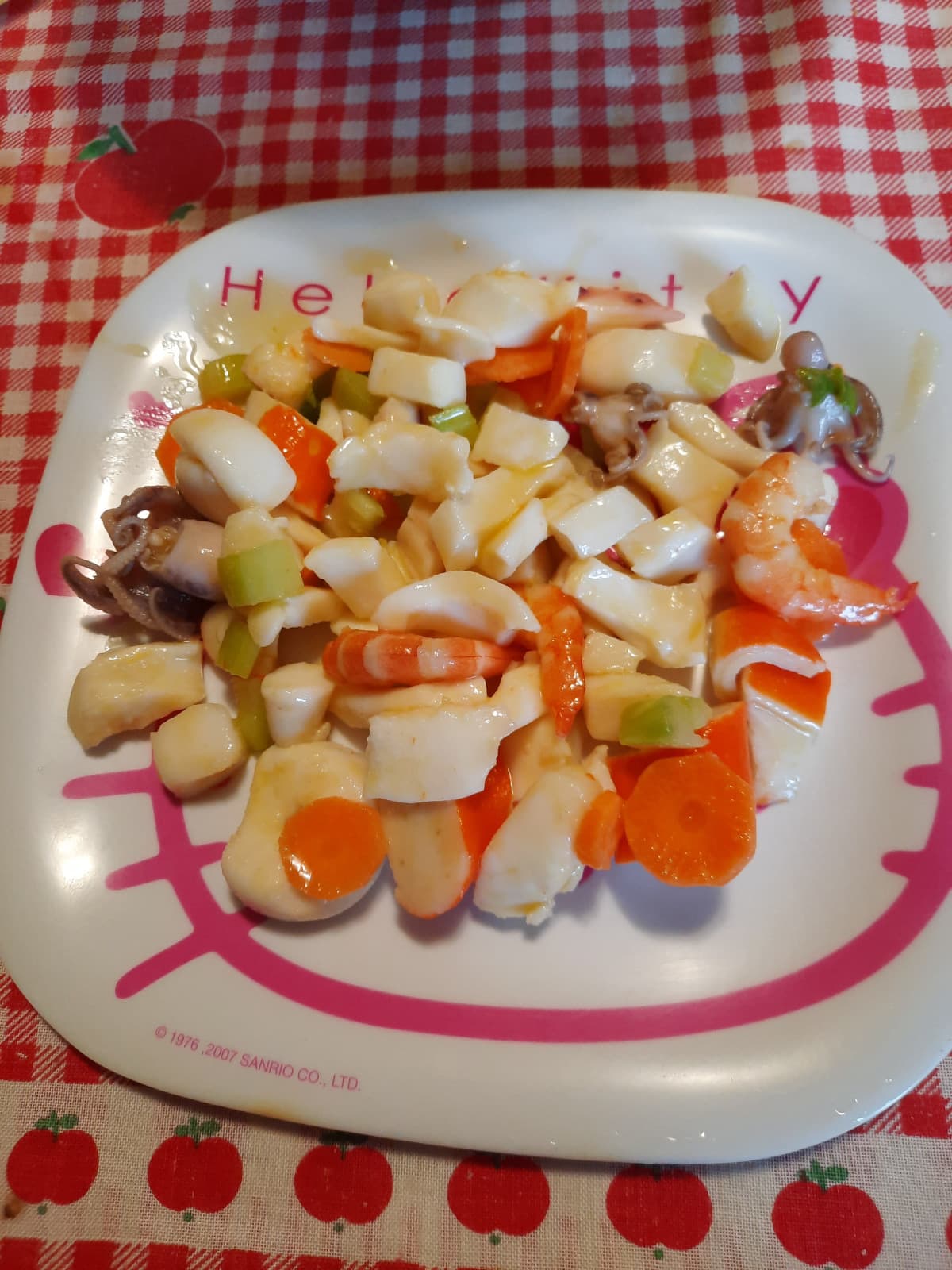 Insalata di mare. Dopo di questa ho la frittura di calamari e i gamberoni. Sì, avevo voglia di pesce.