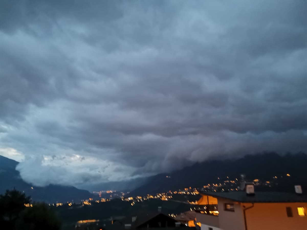 Vi esco prima il paesaggio che ho dal balcone perché la mia mano mi fa cagare. Ho cercato di sistemare il polsino semi invisibile mettendo dei bracciali