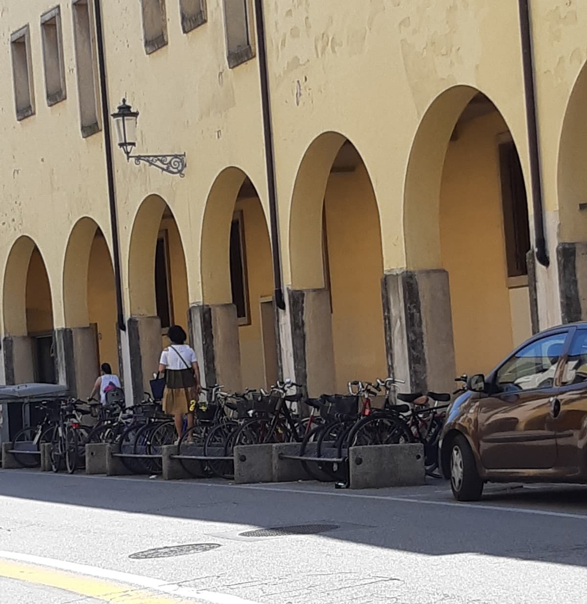 C'è questa donna che è da un po' in piedi sulla rastrelliera delle bici, tutto  normale. Chissà cosa aspetta 