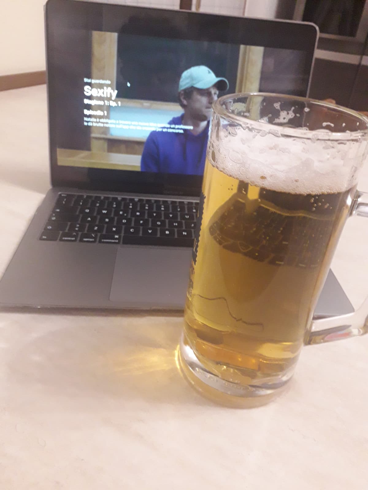 Birretta tattica e Netflix, la serata non poteva andare meglio 