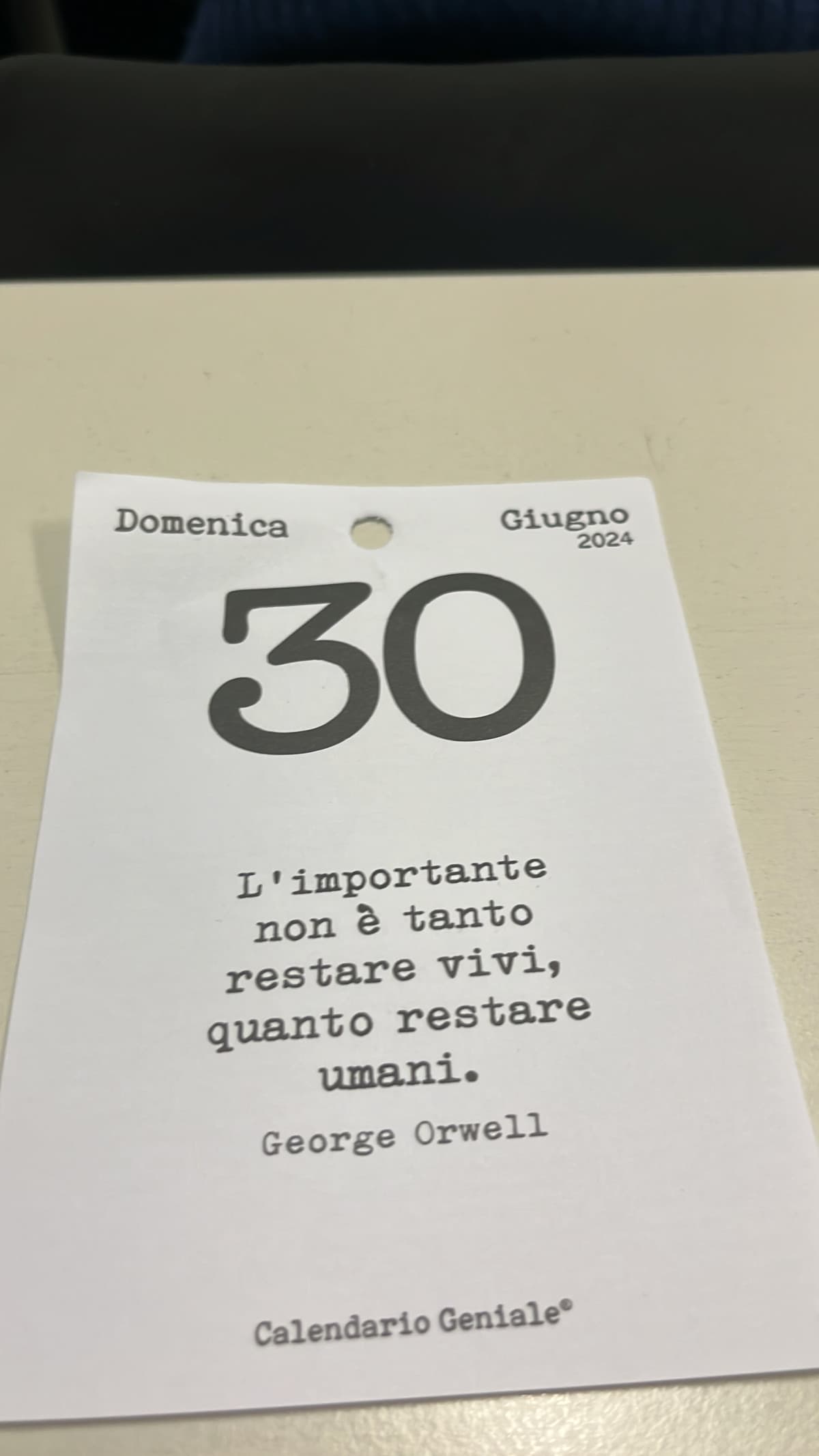 secondo voi conviene regalarlo al mio prof di matematica? ❤️