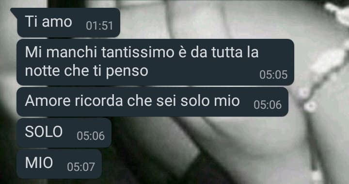 Guardate quanto é dolce la mia ragazza che sta sveglia tutta la notte e mi invia questi messaggi bellissimi??