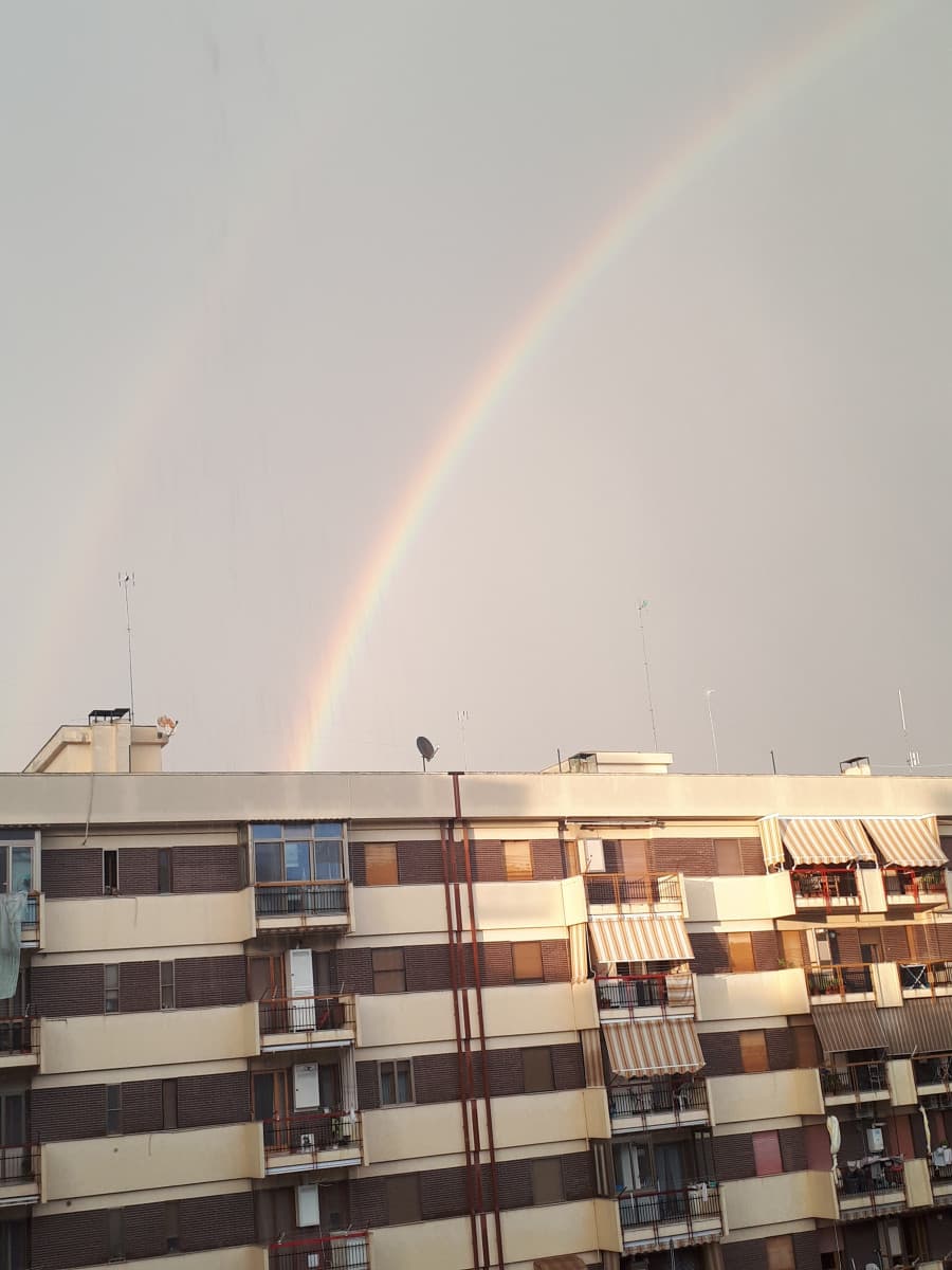 Sono dentro casa al caldo mentre fuori c'é una bufera praticamente