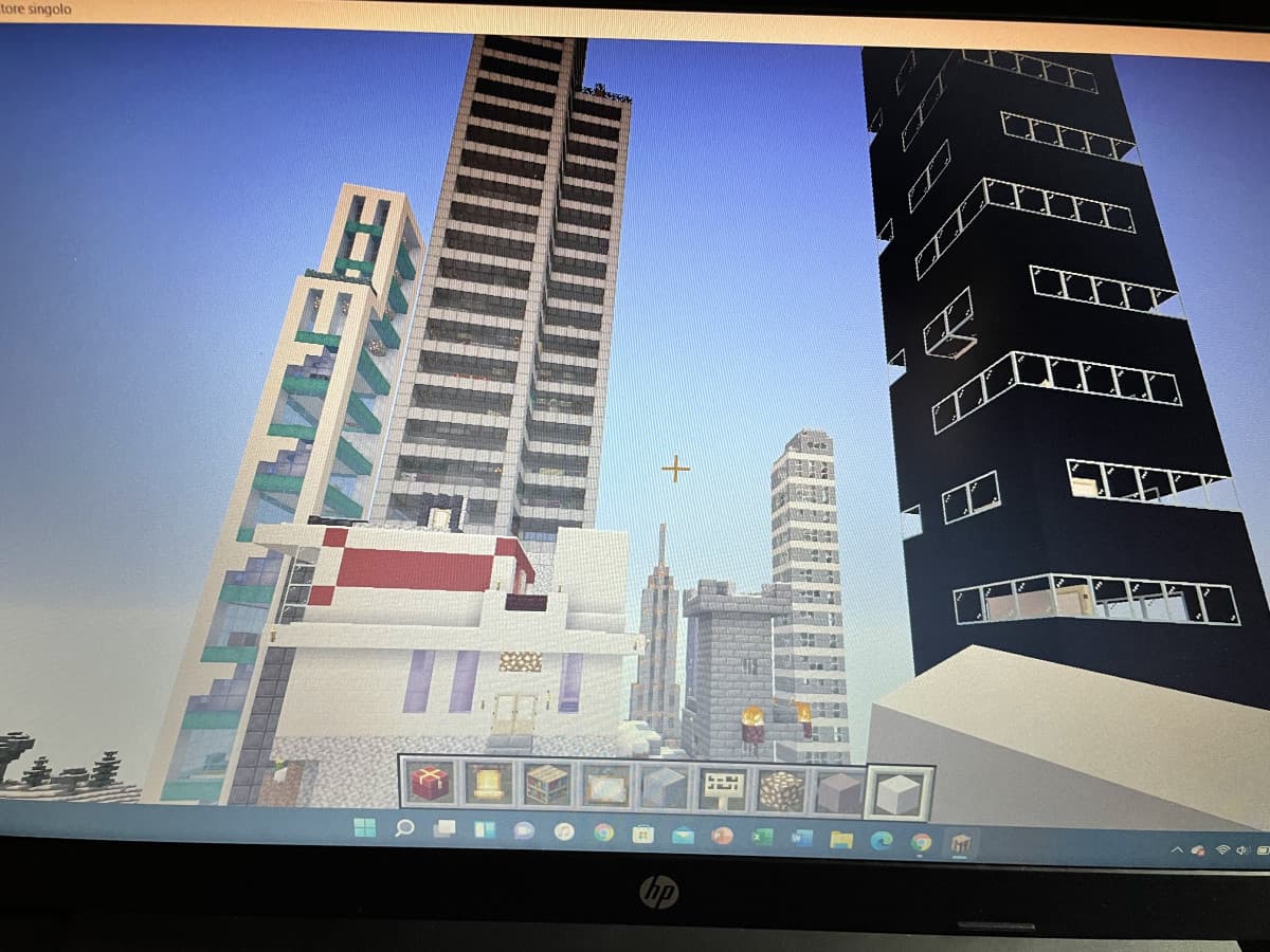 C’è qualcosa di molto soddisfacente ed eccitante nel costruire grattacieli su minecraft, l’estetica devo migliorarla, ma costruire cose alte per me è bellissimo. Non so quale potrebbe essere il motivo