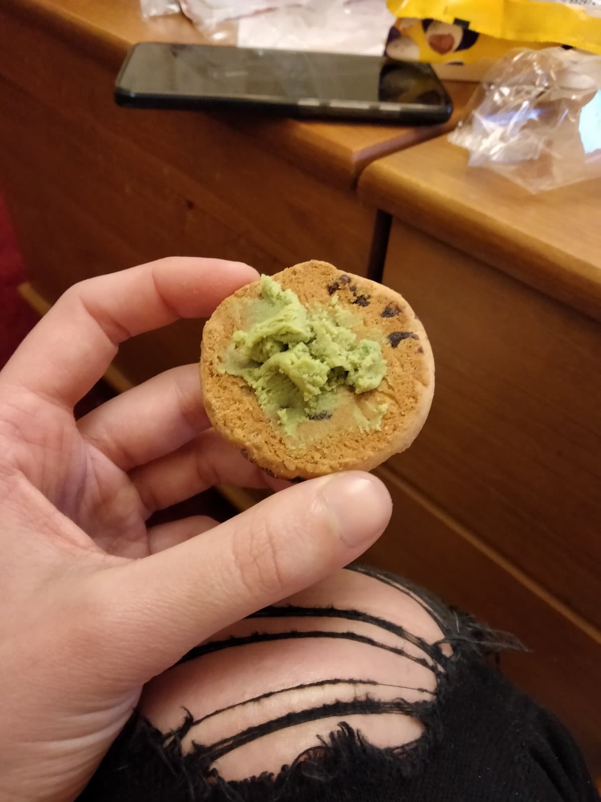 Ho promesso al mio ragazzo che gli avrei comprato la cena se accetta di mangiarsi questo biscotto con wasabi??? sono curiosa di sapere se sopravvive 
