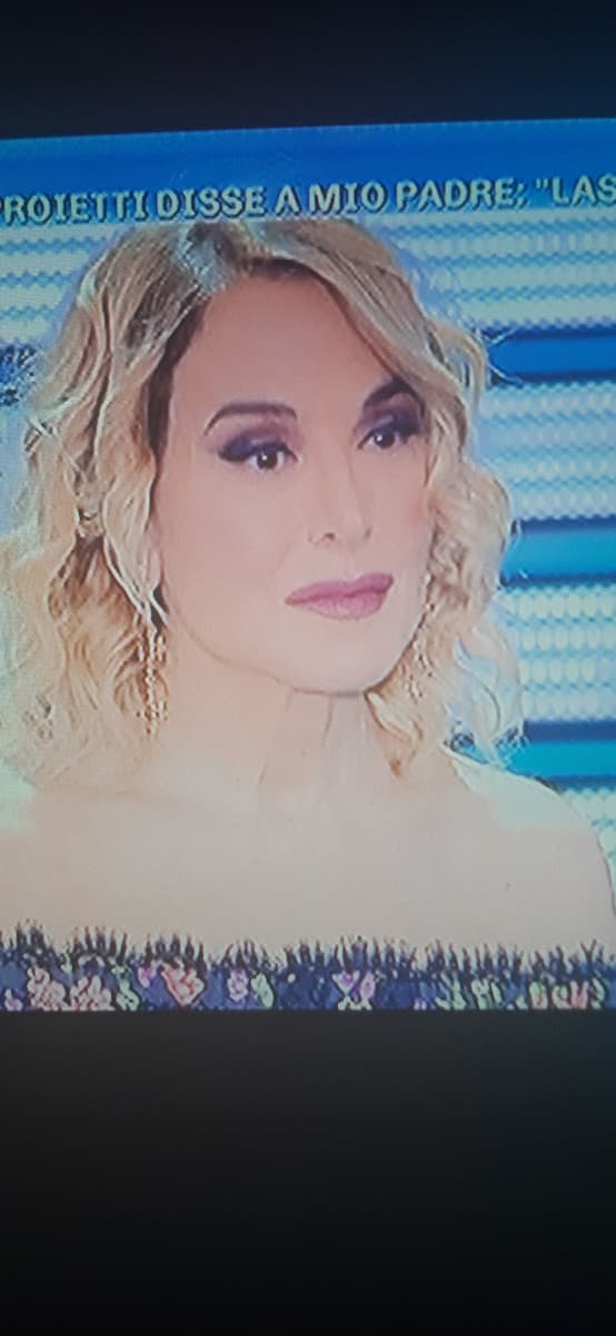 Chissà perchè la Durso quando fa' questa faccia (in realtà tutte le facce che fà) mi sembra falsissima .