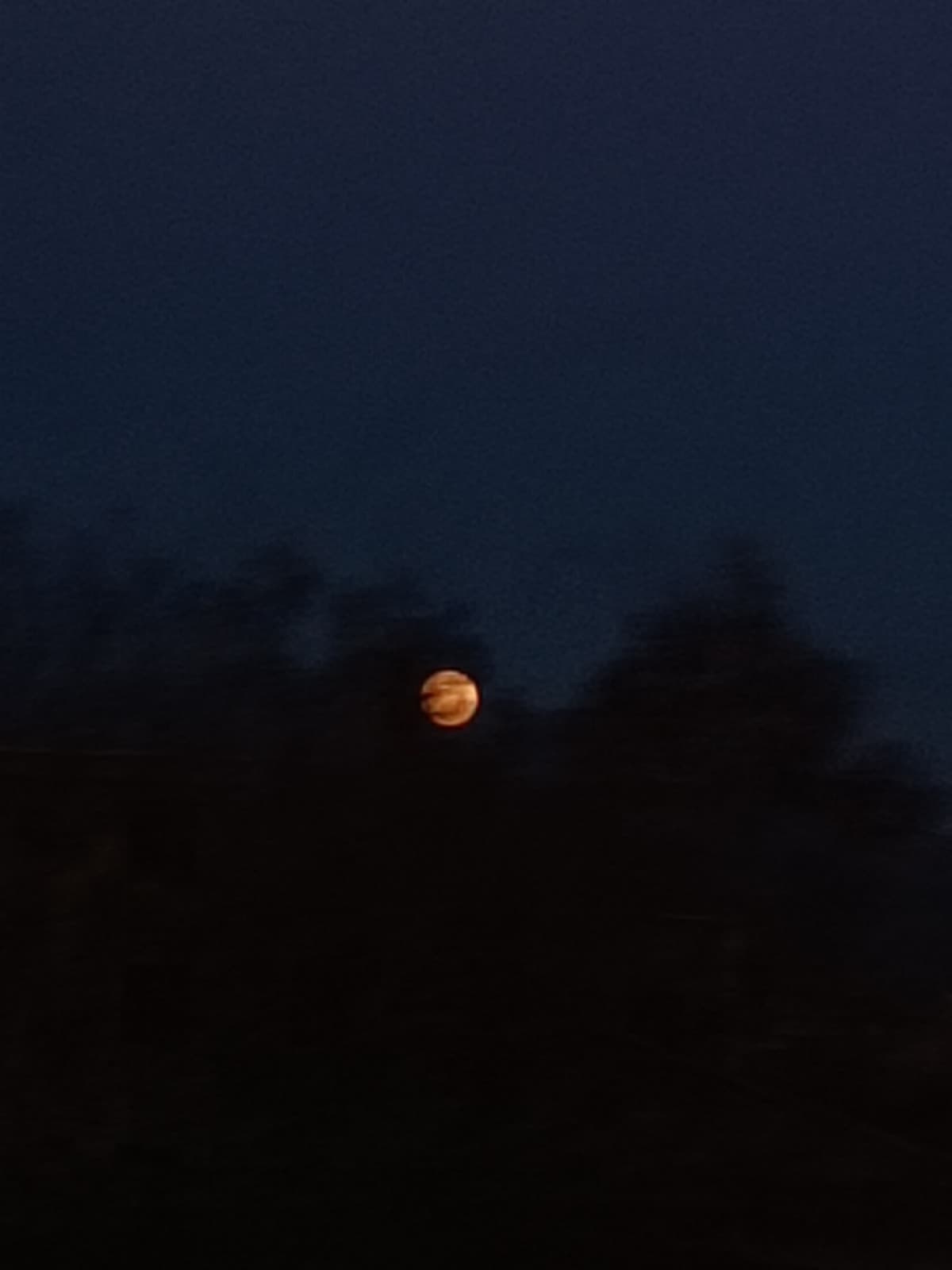 le 7:15 e la luna è così, si prospetta una bella giornataa. Potete rubarvi la foto tranquilli