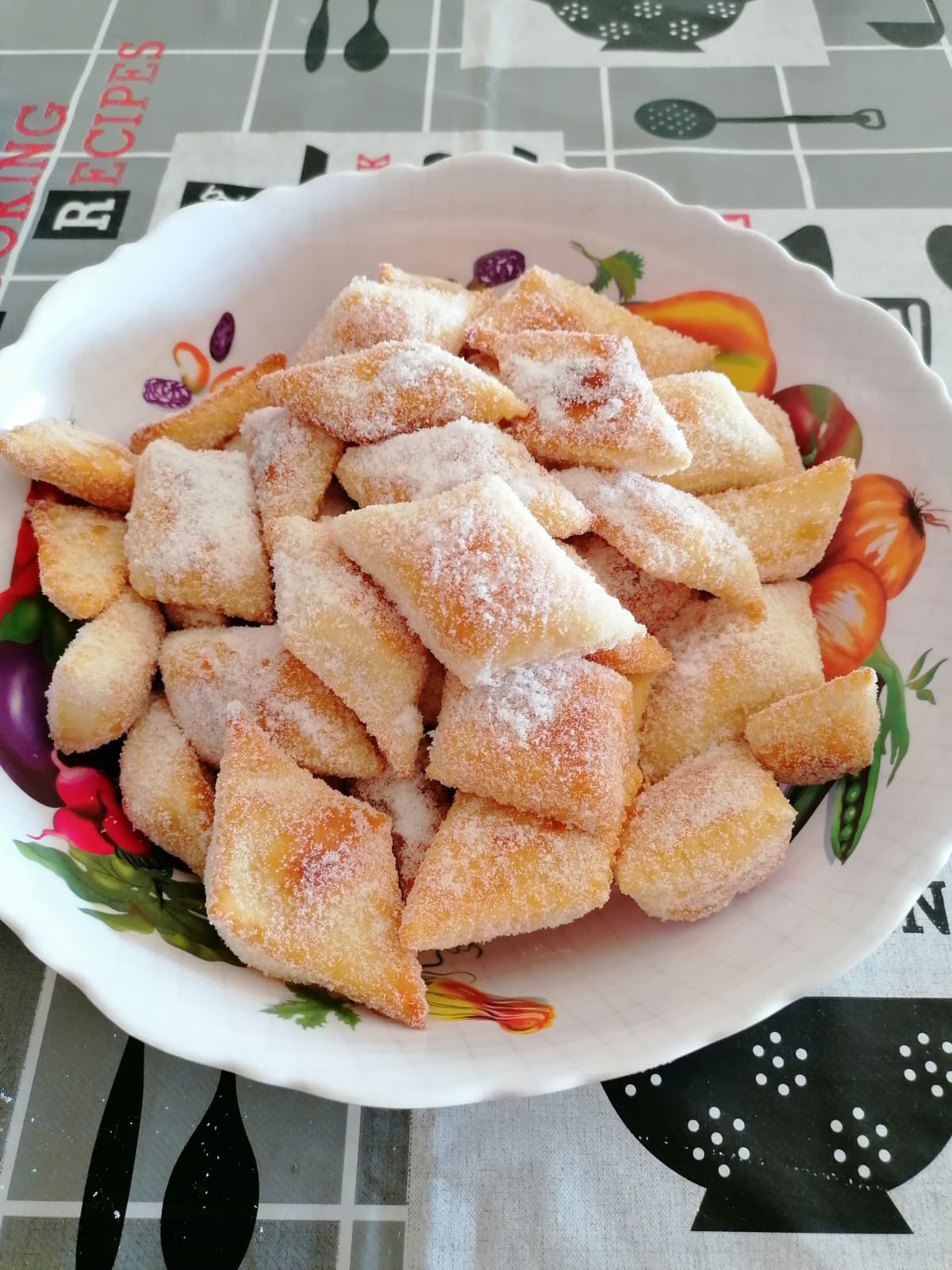 Bugie fresche appena cotte, servitevi pure, è ora di far merenda. Attenzione che sono ancora calde :) 