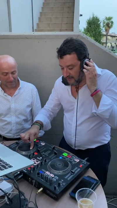 DJ Salvini... SU LE MANIH