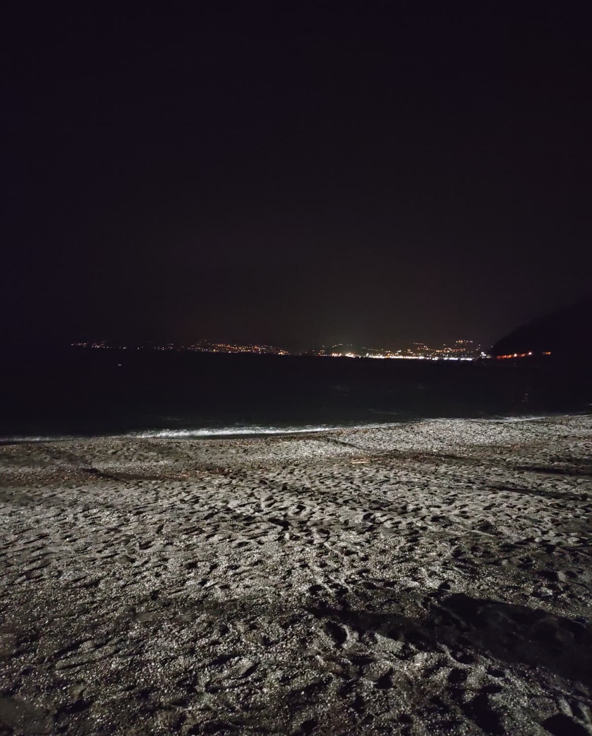 Il fascino del mare di notte