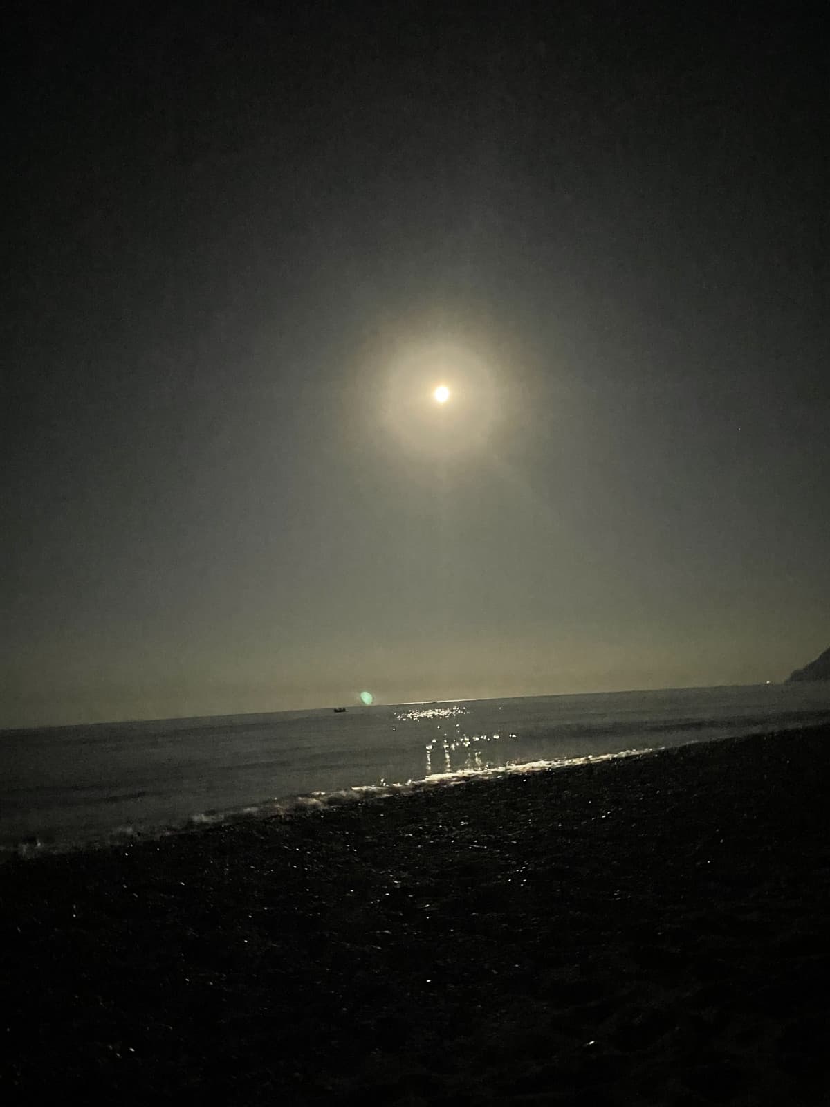 Sono al mare da sola in spiaggia. Non c’è nessuno, tutto sto silenzio mi da modo di riflettere. Stavo pensando al rapporto che ho con un’amica. Non ci vediamo o parliamo per quasi tutto l’anno, ci vediamo si e no due settimane. Ma boh, sarebbe l‘unica pers