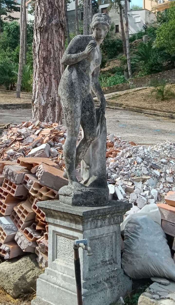 Venere dei calcinacci - Parcheggio di una clinica privata