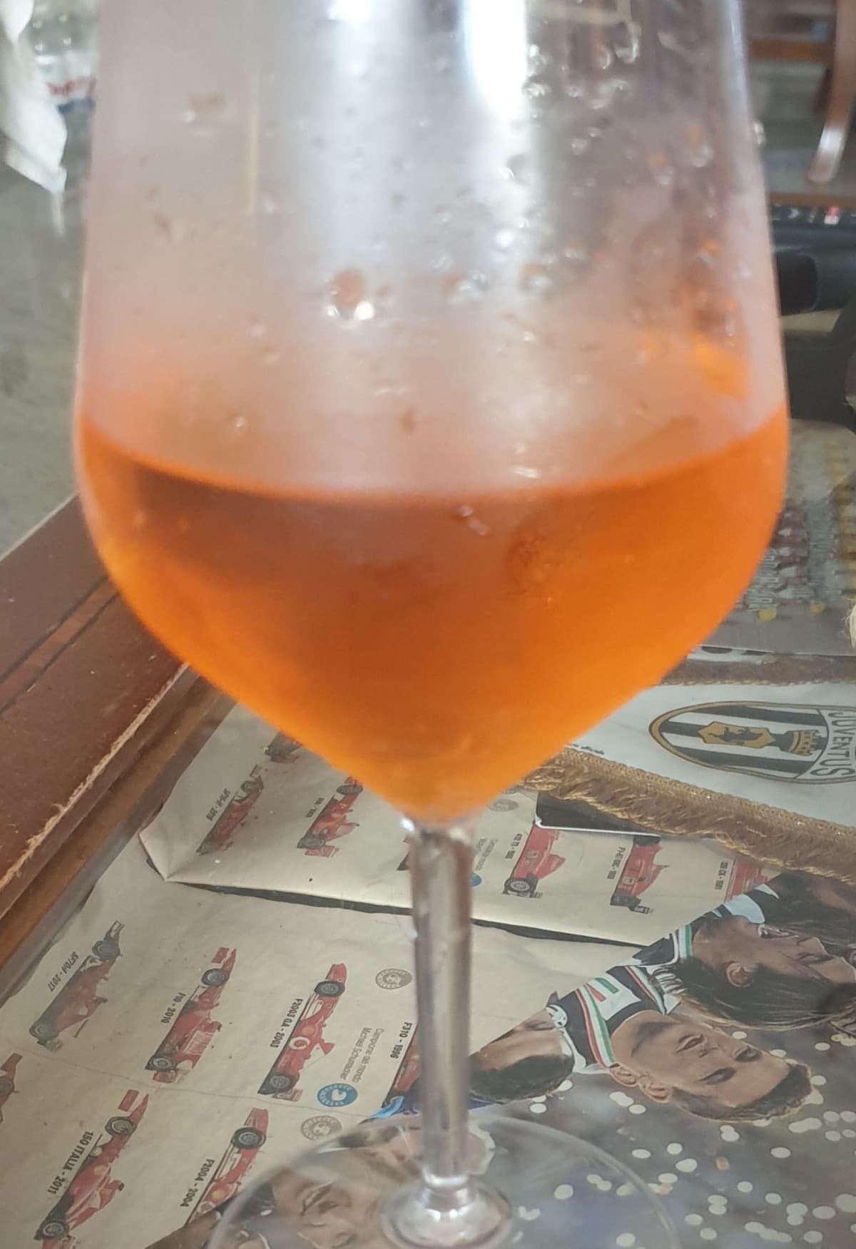 Recensione spritz fatto da mio padre: troppo "light", poco aperol deve essere leggermente più scuro e liquoroso,sa di prosecco e acqua frizzante.Tutto sommato apprezzabile comunque. 6/10😔