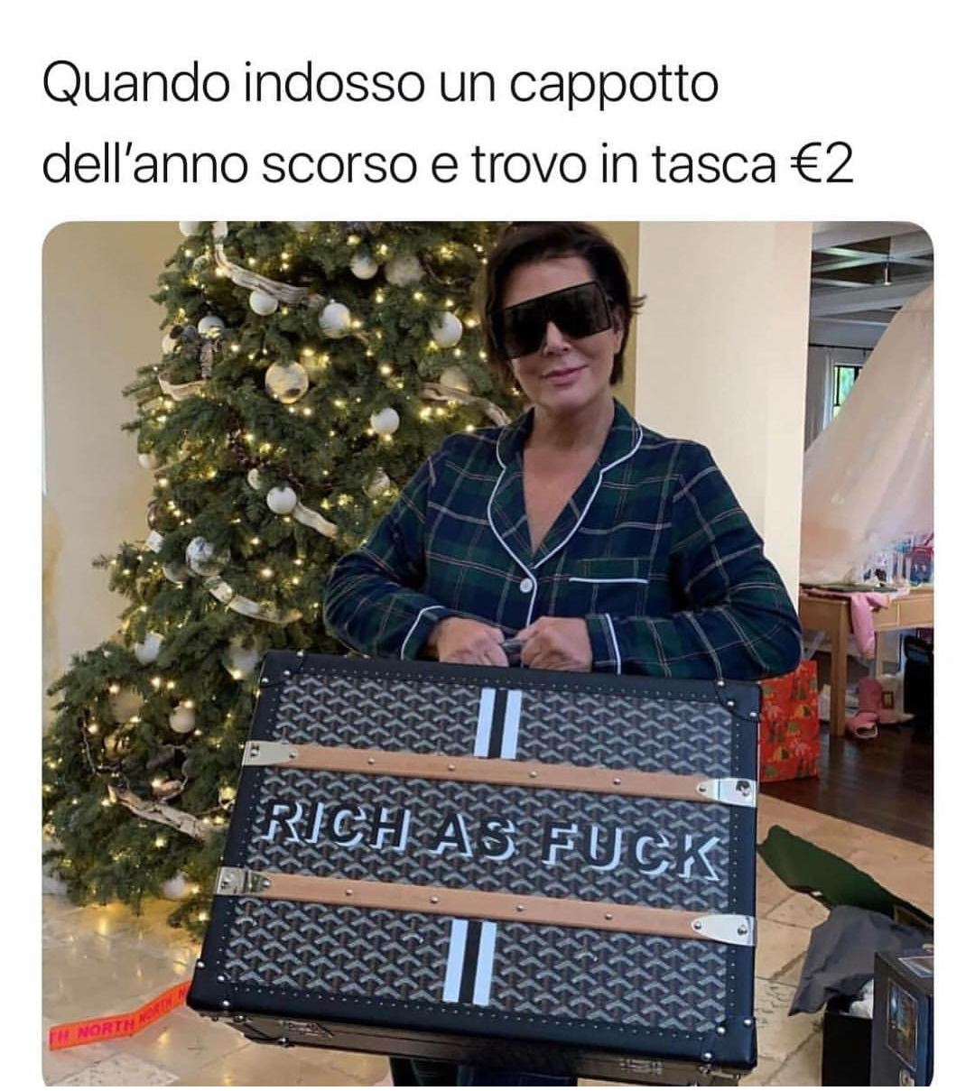 Io scavo nelle tasche nella speranza di trovare qualcosa