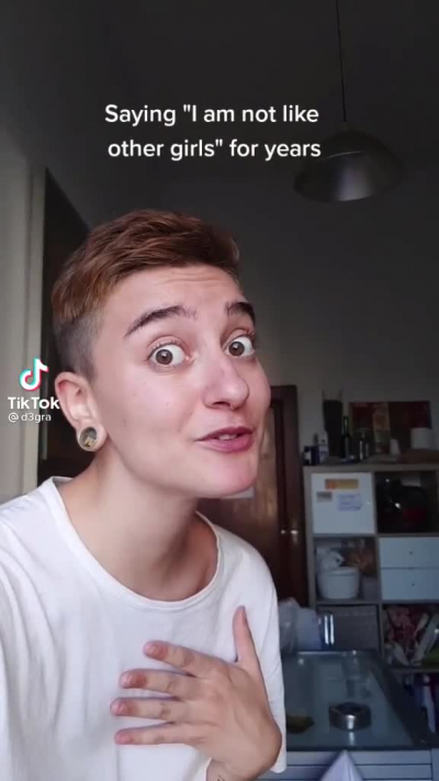 ho fatto coming out con la mia migliore amica da mesi ma lei proprio non riesce a usare i pronomi giusti, non capisco se lo faccia apposta