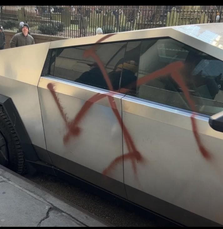 Le Tesla sono le uniche auto in cui se trovi disegnata una svastica non sai se è stato vandalismo o se l'ha fatta il proprietario