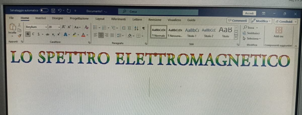 Ammirate il testo arcobaleno per la mia ricerca di fisica, con Word che mi fatto tirare 30000 santi per riuscire ad applicare gli effetti al testo