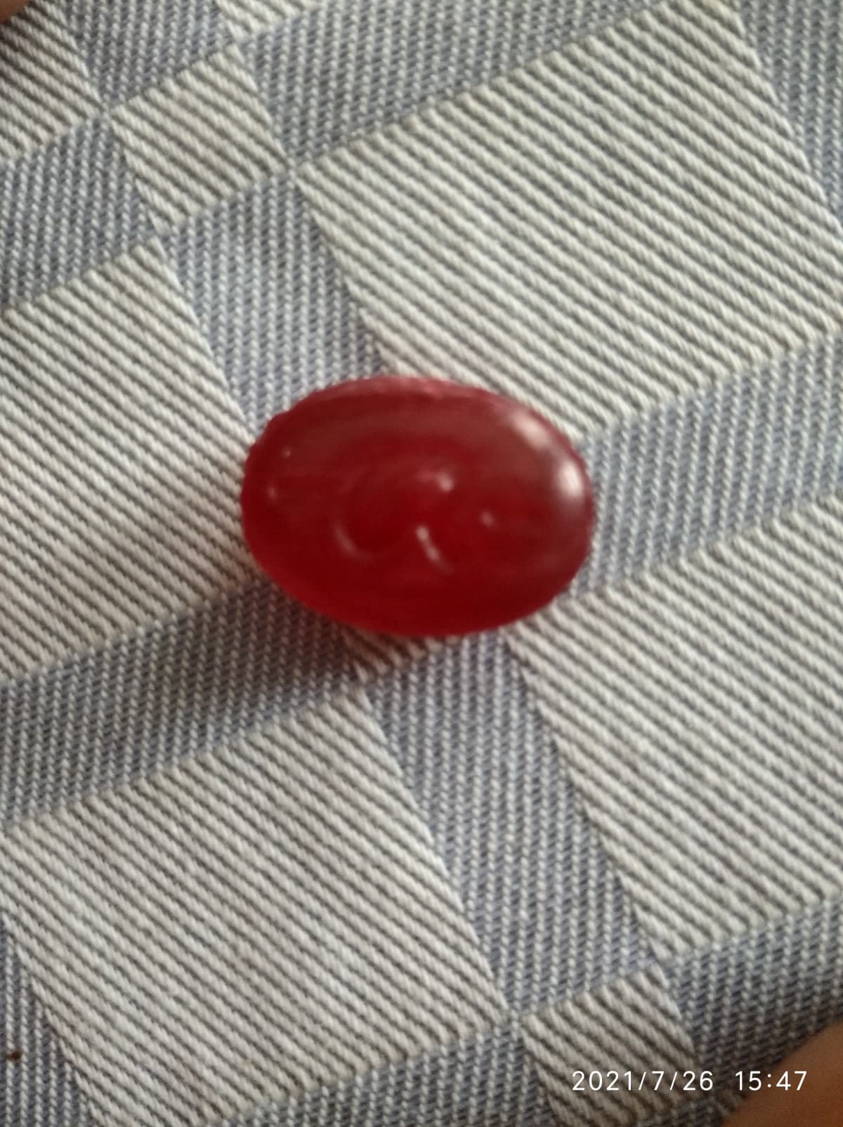 Questa, questa caramella è cromaticamente perfetta. Rosso scuro traslucido i like it